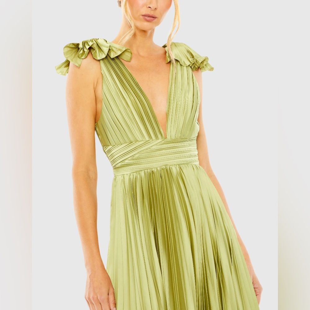 MAC DUGGAL Green Ruffle Top Sleeveless V Neck Pleated Gown Size: 4 Apple Green - Picture 2 of 4